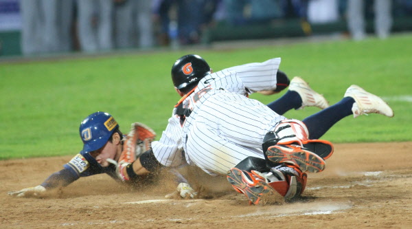 장성우 선수의 홈 블러킹장면